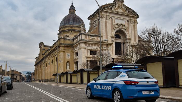 Sui binari mentre arriva il treno: il "gioco" folle dei giovani