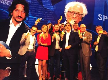 Il mondo solidale con Alves: "Siamo tutti scimmie" 2