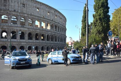 Blitz degli ambientalisti davanti al Colosseo 5