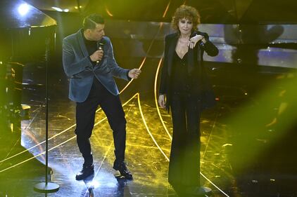 Sanremo 2024: ecco il look della quarta serata del Festival di Fiorella Mannoia 2