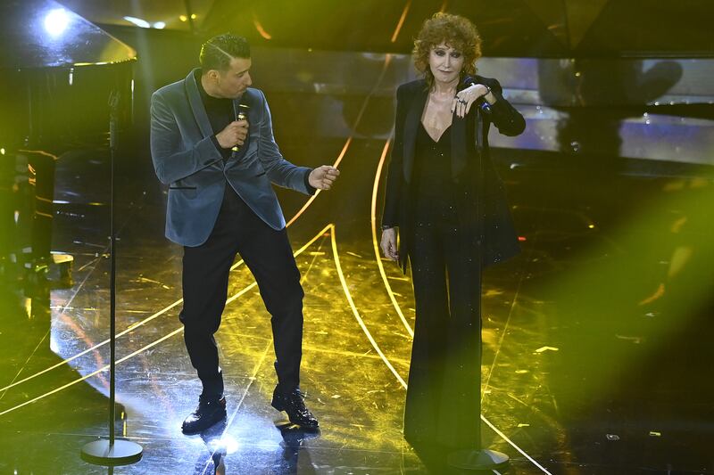 Sanremo 2024: ecco il look della quarta serata del Festival di Fiorella Mannoia 2