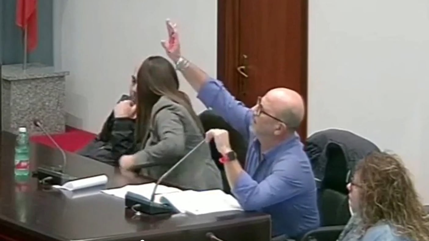 "Heil Hitler". Il gesto del consigliere comunale scatena il caos