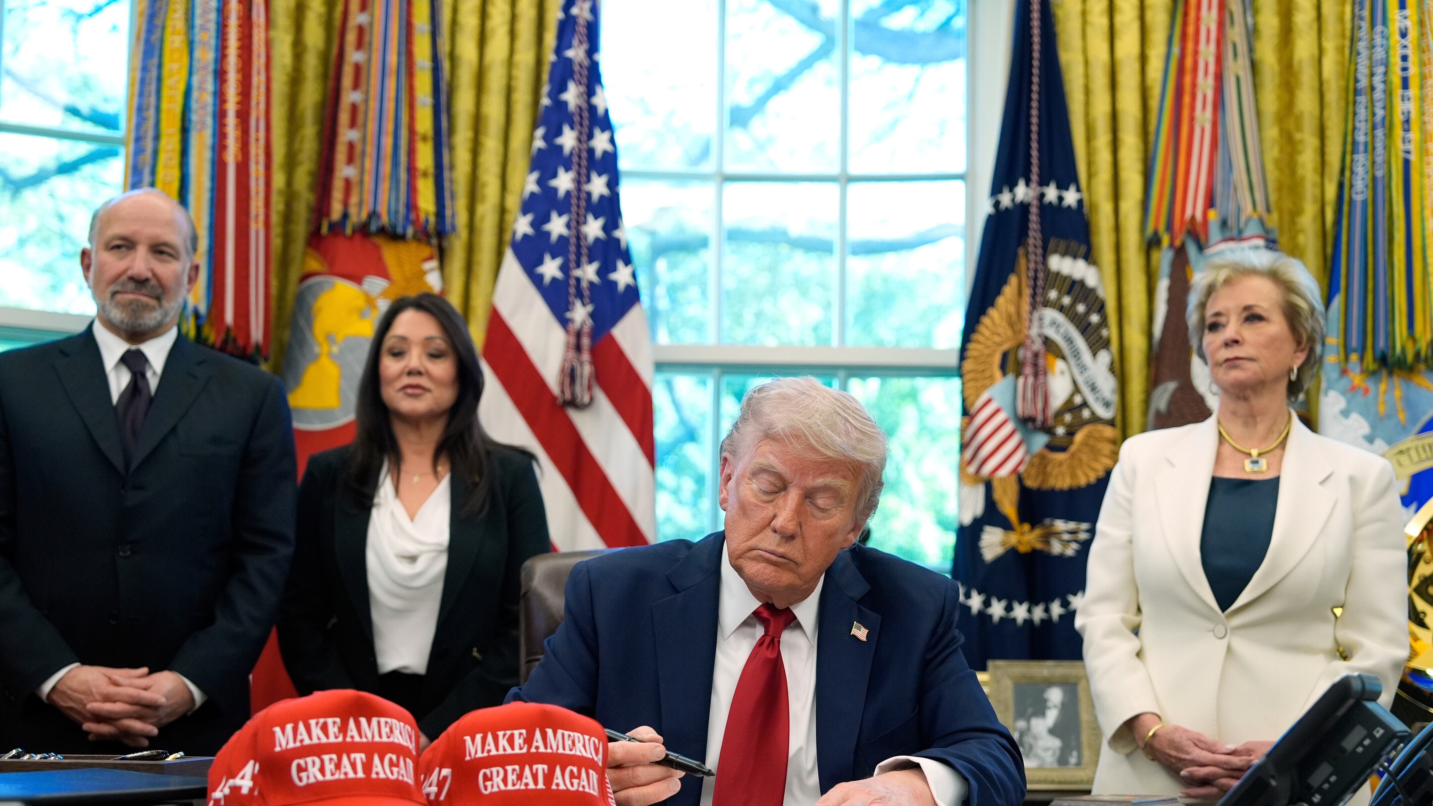 "Un piano per evitare i dazi entro l'8 luglio": ecco le prossime mosse di Trump