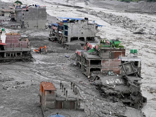 Nepal-Tibet: preside-eroe ha salvato 900 studenti