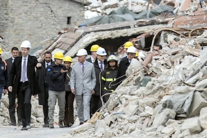Amatrice, il principe Carlo in visita nel paese distrutto dal terremoto 4