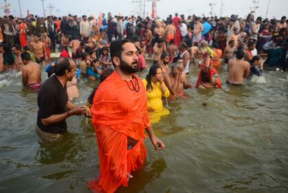 India: i devoti nelle foto dal fiume Gange  2