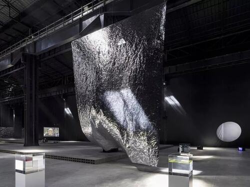 Una luce nuova al Pirelli HangarBicocca per “Grand Bal” di Janssens
