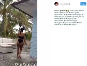 Kim Kardashian, seno esplosivo in bikini 12