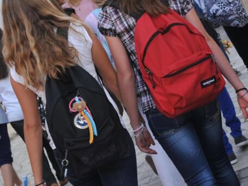 Molestò la studentessa, sospeso il prof