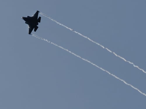 Caccia spagnolo abbatte drone in Romania. La Nato: “Forse è russo”. Esplosioni nella notte a Kiev