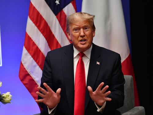 Donald Trump saluta prima Camilla, dimenticando la regina Elisabetta