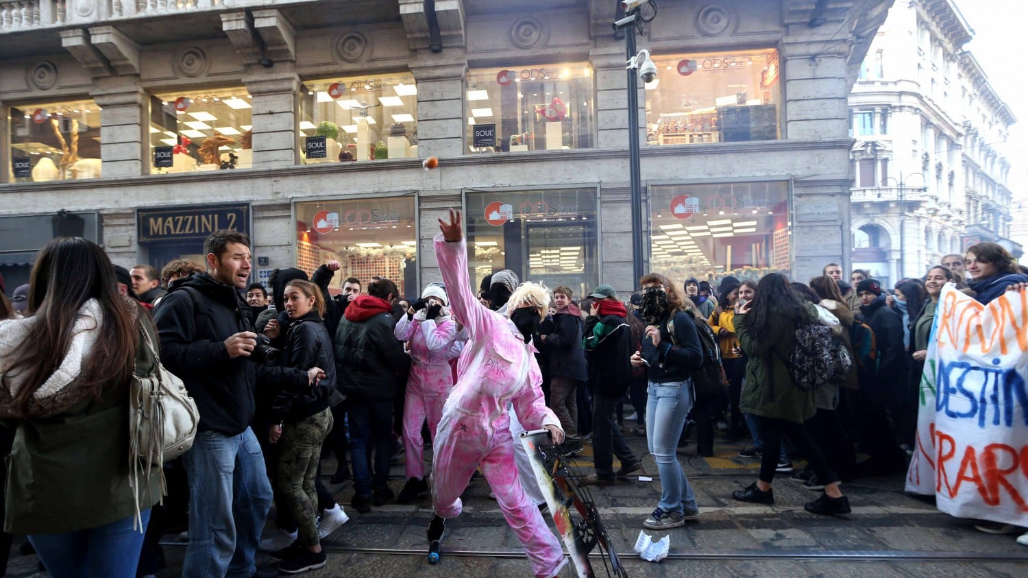 Studenti vandalizzano Milano per dire "sì" allo ius soli