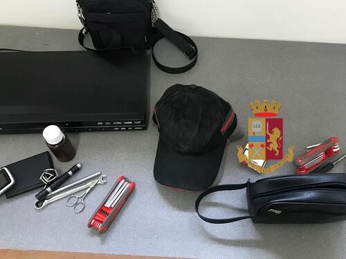 In giro tra le auto con il kit per lo scasso, denunciati