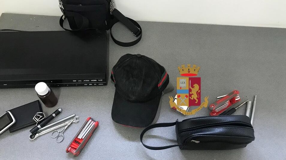 In giro tra le auto con il kit per lo scasso, denunciati