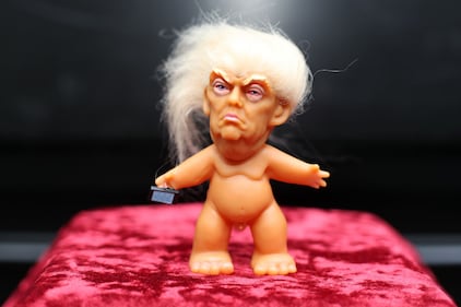 Dublino, in vendita bambola Troll raffigurante Donald Trump 5