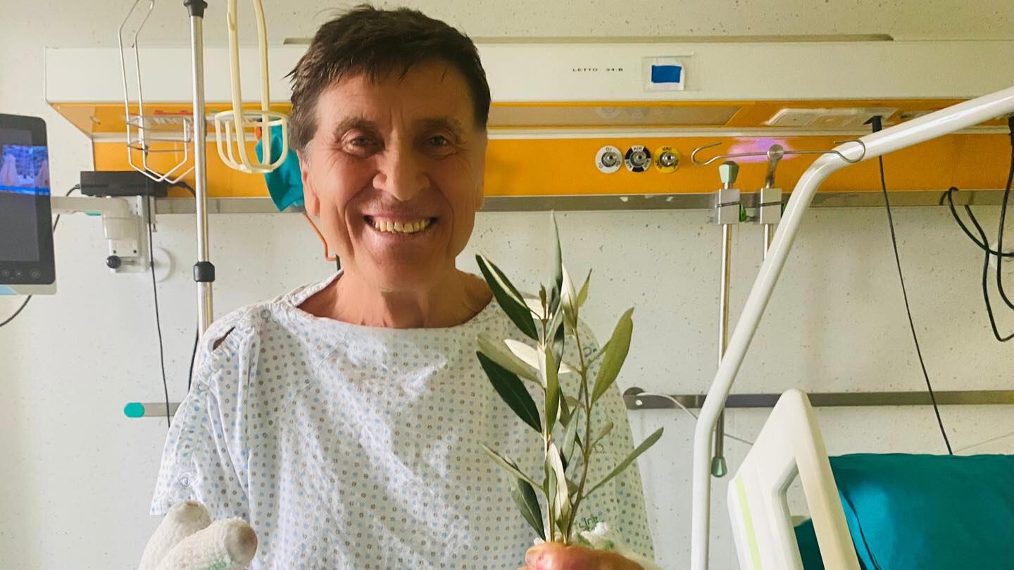 Gianni Morandi mostra la mano senza bende