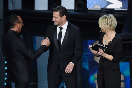 Sanremo 2017, Maria De Filippi e il bacio agli ospiti 7