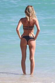 Alessia Marcuzzi, bikini sexy al mare 31