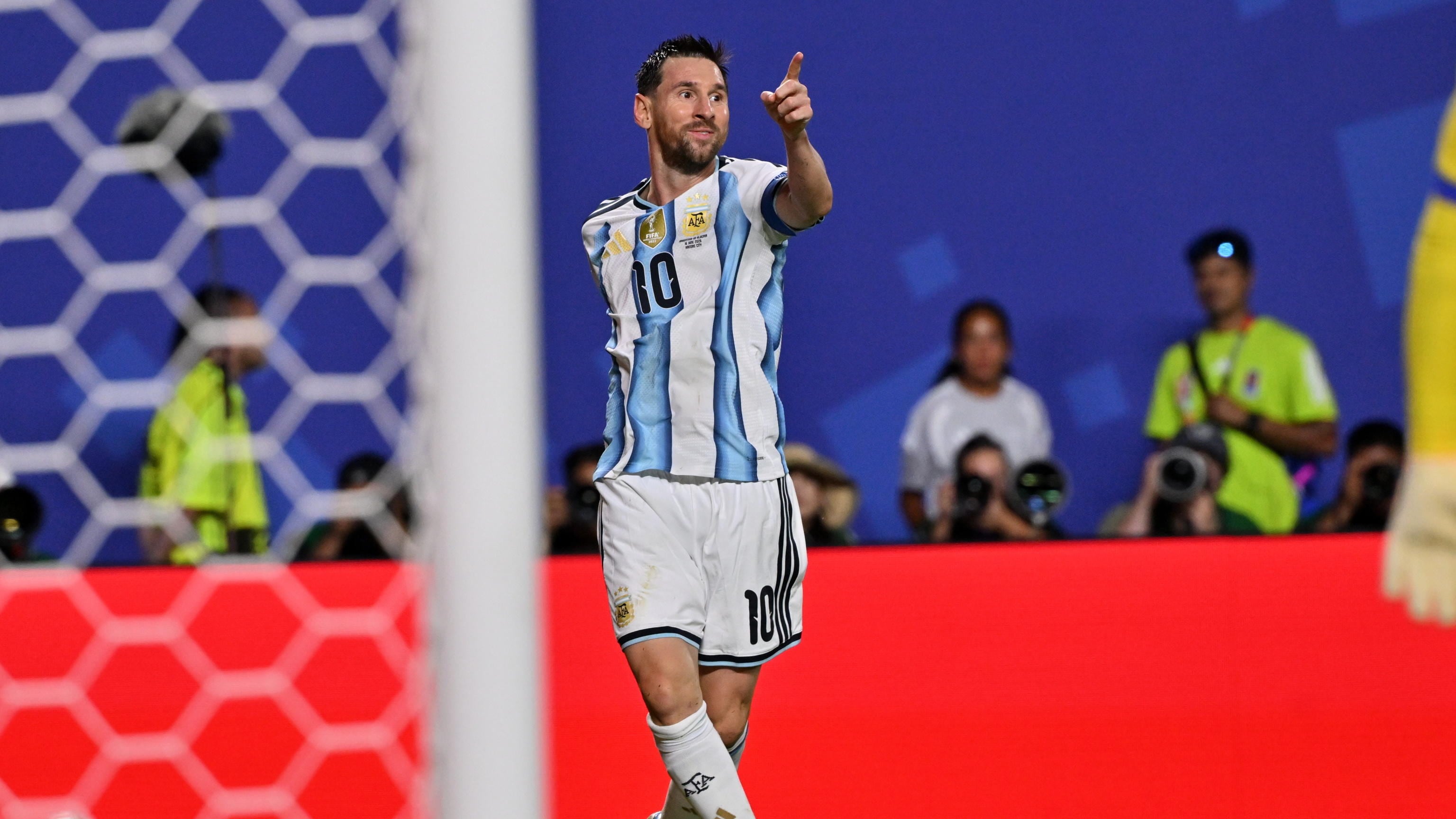 Messi da impazzire: tripletta nella prima gara del Mondiale, è lui il giocatore che ha segnato più gol