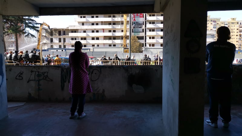 Scampia, al via l'abbattimento della vela verde 5