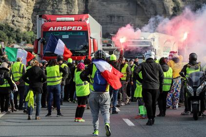 I gilet gialli bloccano l'autostrada al confine con l'Italia 9