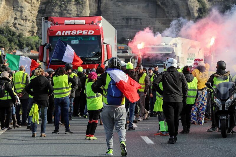 I gilet gialli bloccano l'autostrada al confine con l'Italia 9