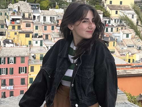 La macchina si ribalta e prende fuoco: muore a soli 19 anni