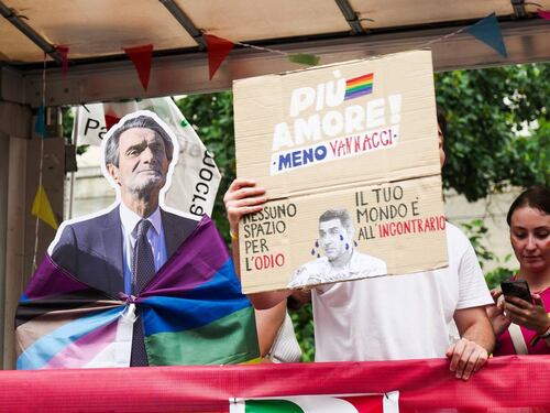 Pride tra provocazioni e polemiche. Il Pd: "Chi non è presente è omofobo"