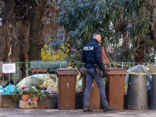 Con un coltello vuole minacciare una prof e ne picchia altri due: studente in manette