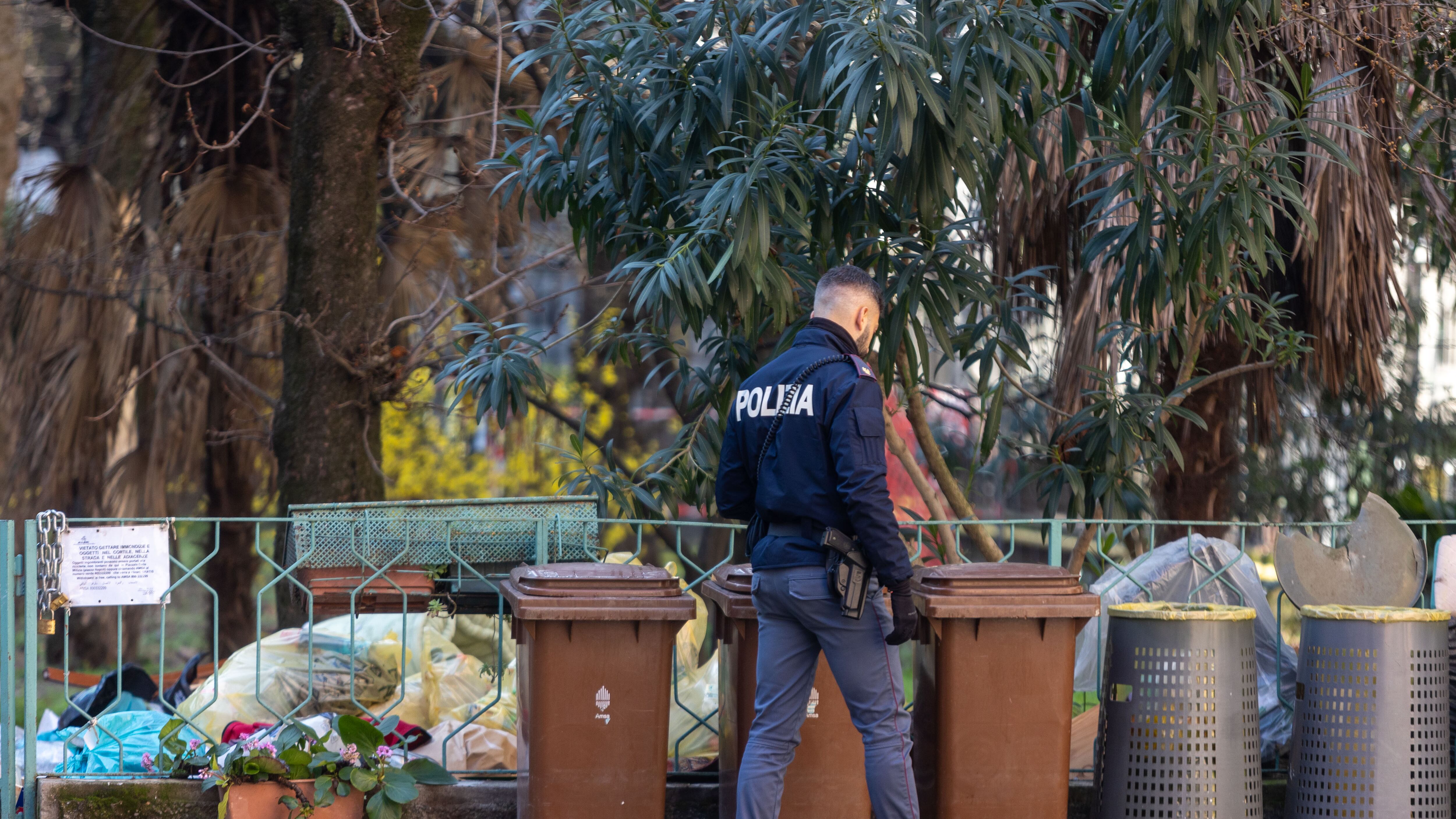 Con un coltello vuole minacciare una prof e ne picchia altri due: studente in manette