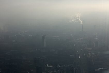 La famigerata nebbia di Londra ricopre la parte orientale della città 3