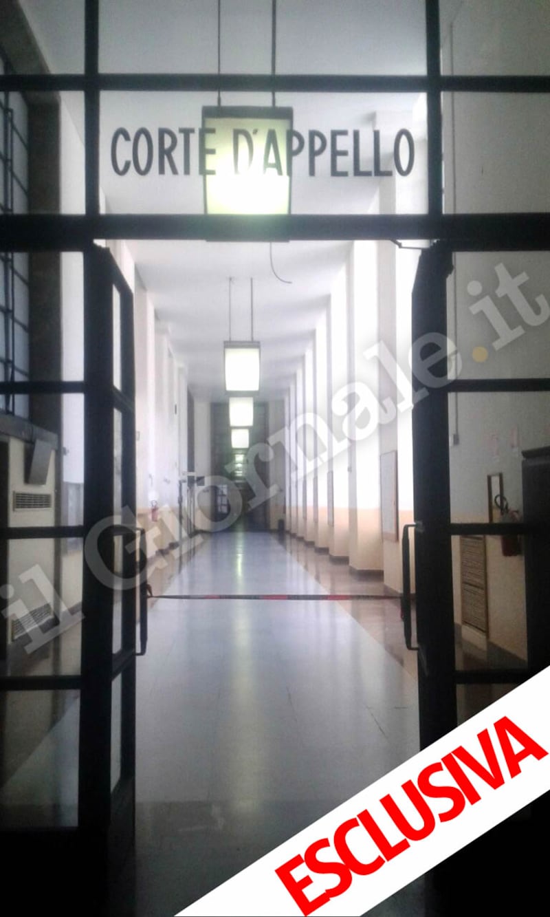 Ecco le foto scattate all'interno del tribunale 5