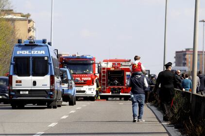 Dà fuoco a un autobus nel milanese: il rogo in strada 10
