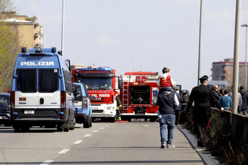 Dà fuoco a un autobus nel milanese: il rogo in strada 10