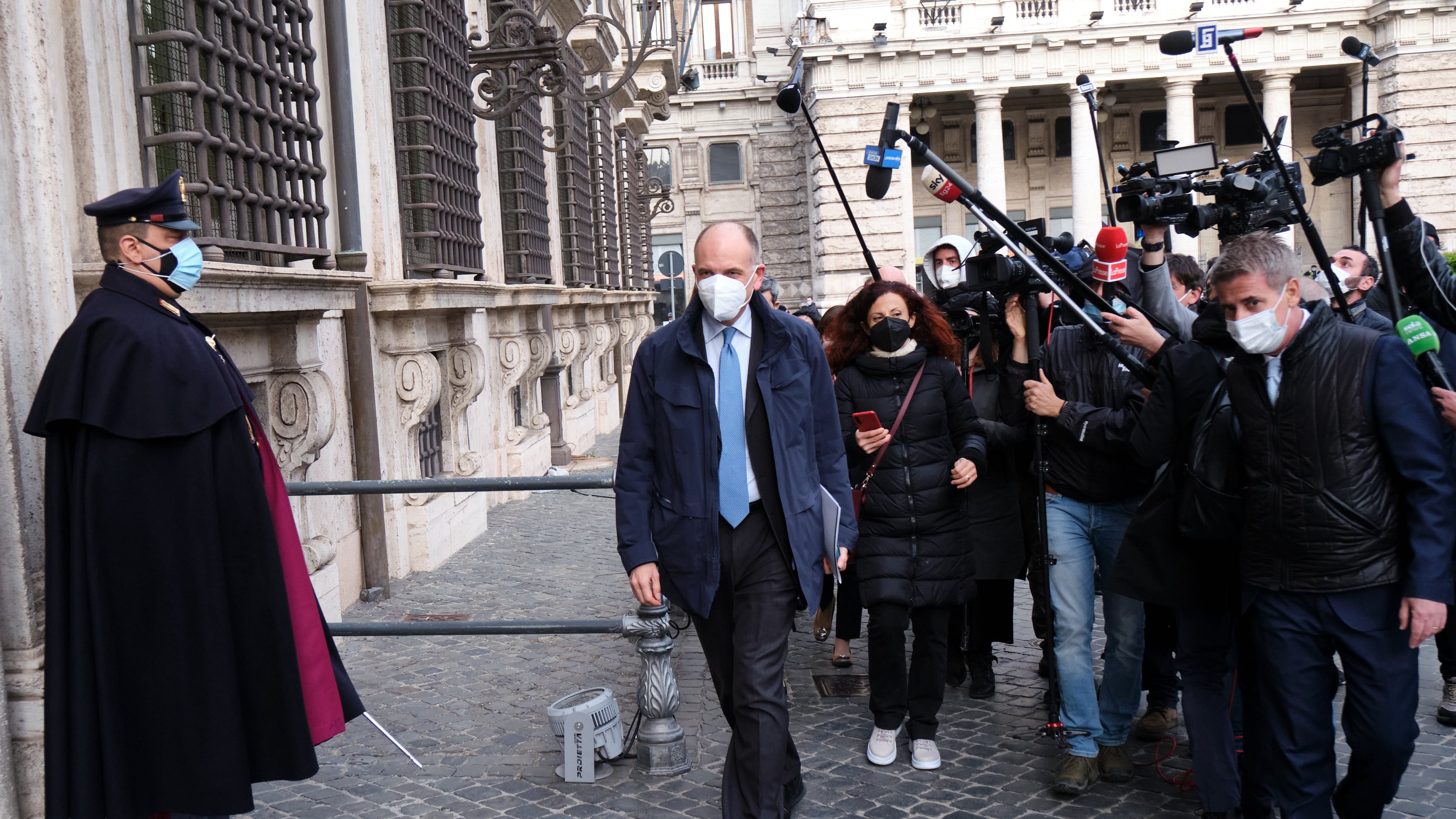 Letta e Di Maio disperati: cavalcano Fedez