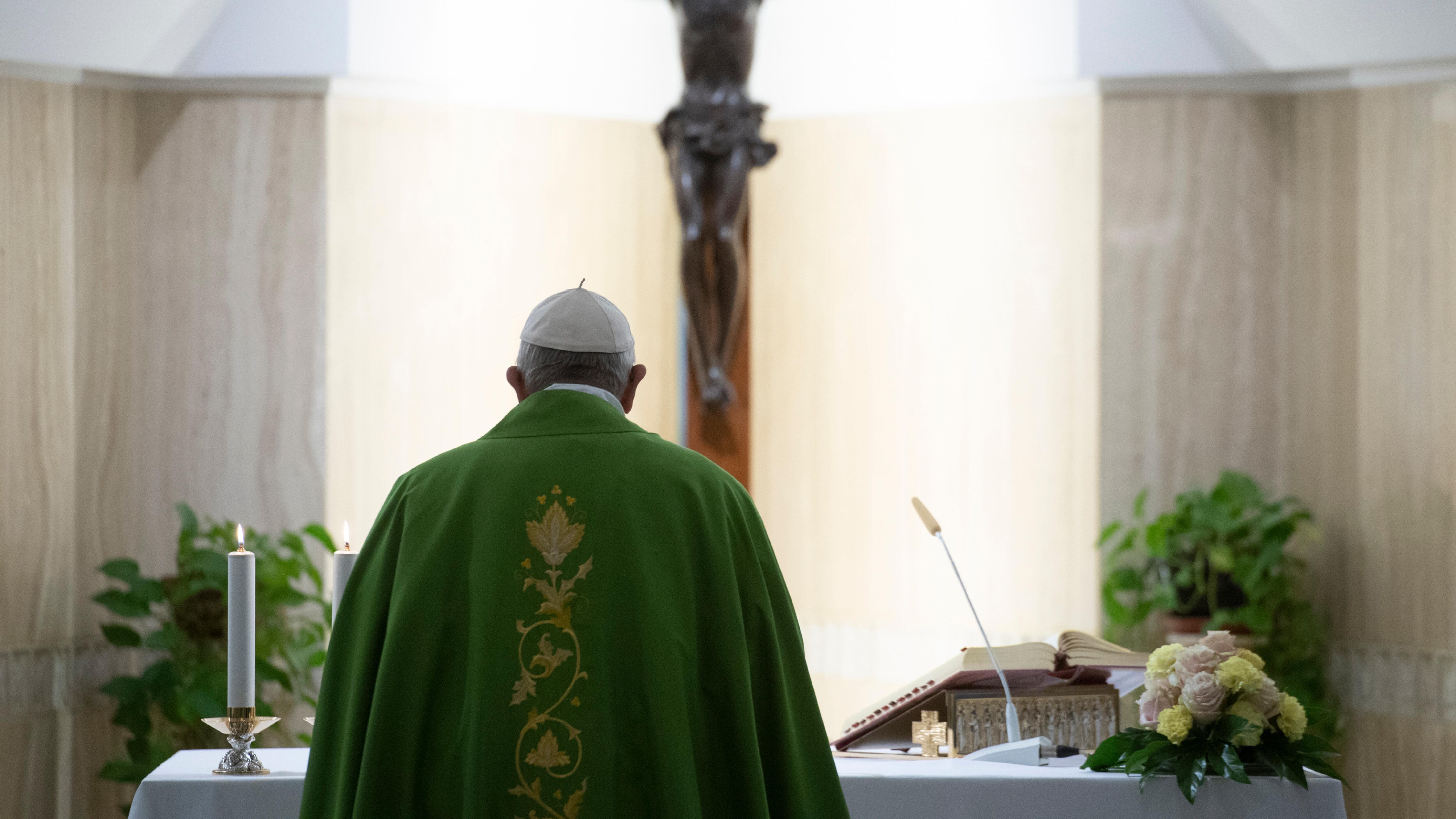 Ora il Papa fa dimettere un sacerdote con la famiglia a carico