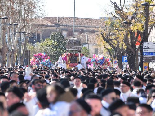 Una processione di 12 ore è la festa: è il giorno di Sant'Agata