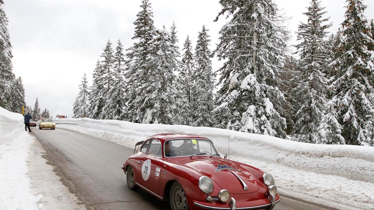 La Winter Race di auto d'epoca parla anche giapponese, è «rosa» e Under 35