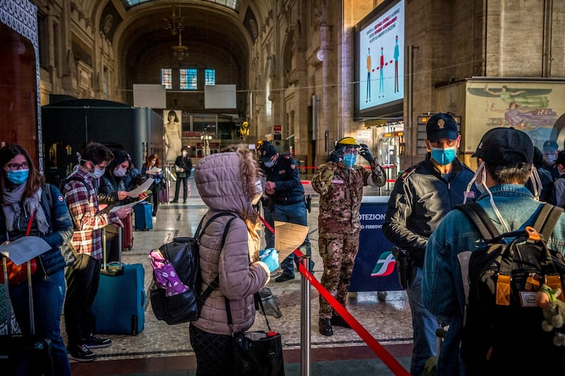 Code e controlli in Stazione Centrale 2