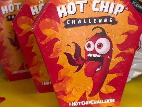 Allarme per la "Hot chip challenge": cos'è e cosa c'è dietro la patatina super piccante