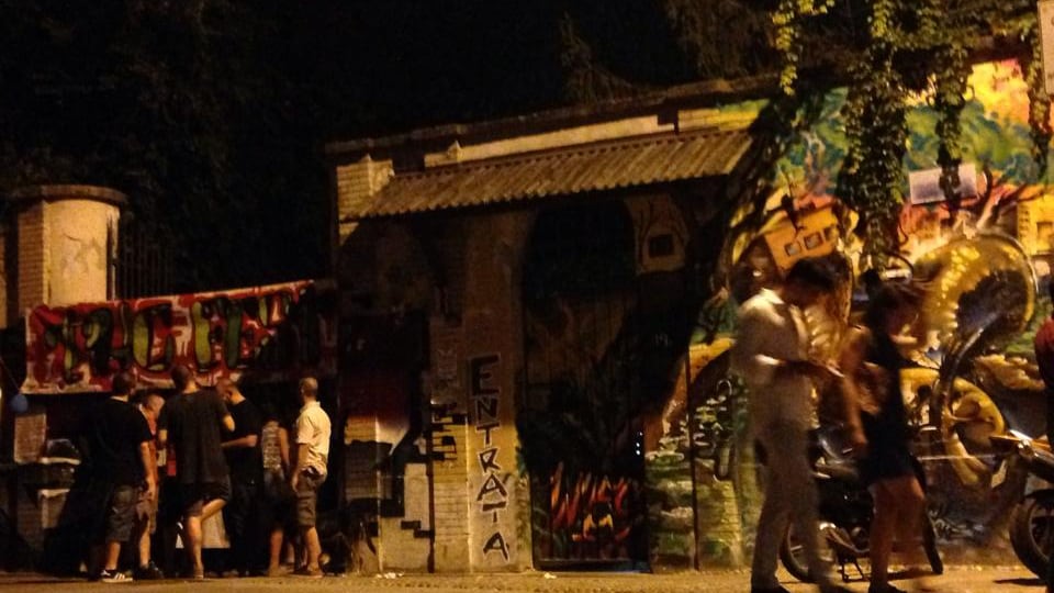 Il sabato sera dei centri sociali? È un droga party nell'ex scuola