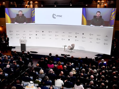 "Invieremo altre armi...". I grandi del mondo avvertono Putin