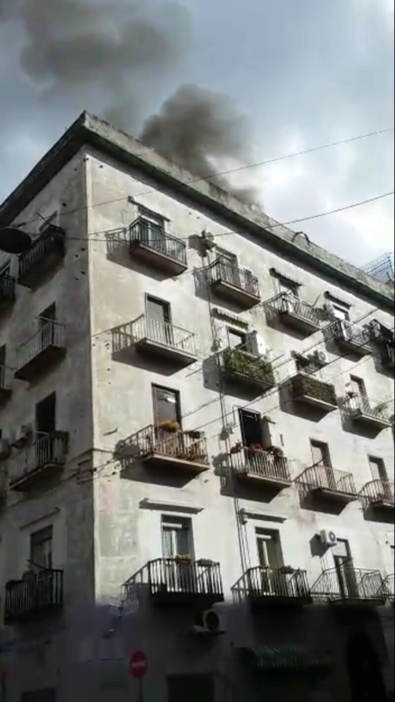 Napoli, le fiamme e le esplosioni in un palazzo al Vasto 5