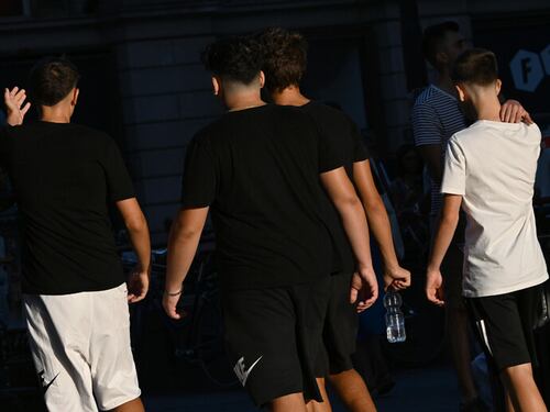 Coltelli, machete e paura: scuole sotto assedio. Valditara: "Metal detector agli ingressi"
