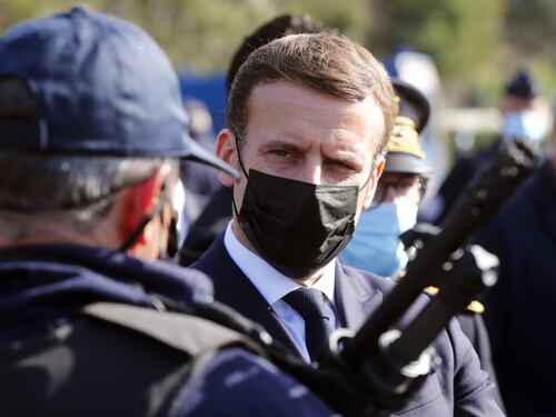 Il governo approva la legge "anti-islam". Ma Macron cede sulle forze dell'ordine