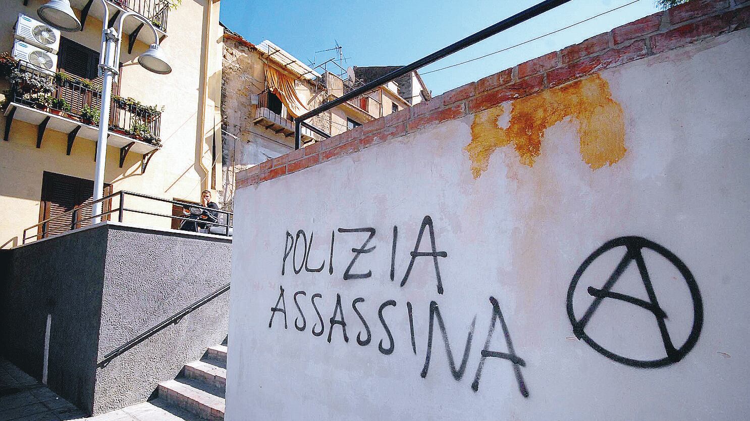 Agenti accerchiati al Corvetto: "Violenza e arroganza radicate"