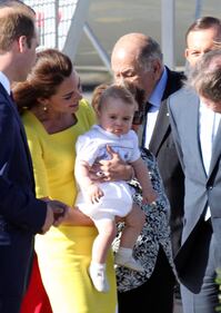 La famiglia reale arriva in Australia: per Kate il vestito è giallo canarino 4