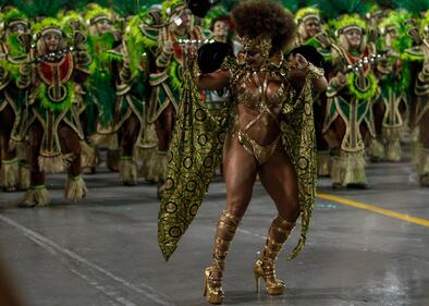 Brasile: la sfarzosa dei carri di Carnevale 8