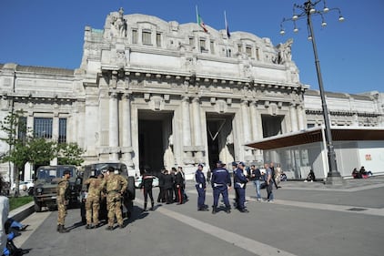 Immigrati e militari in Centrale 8