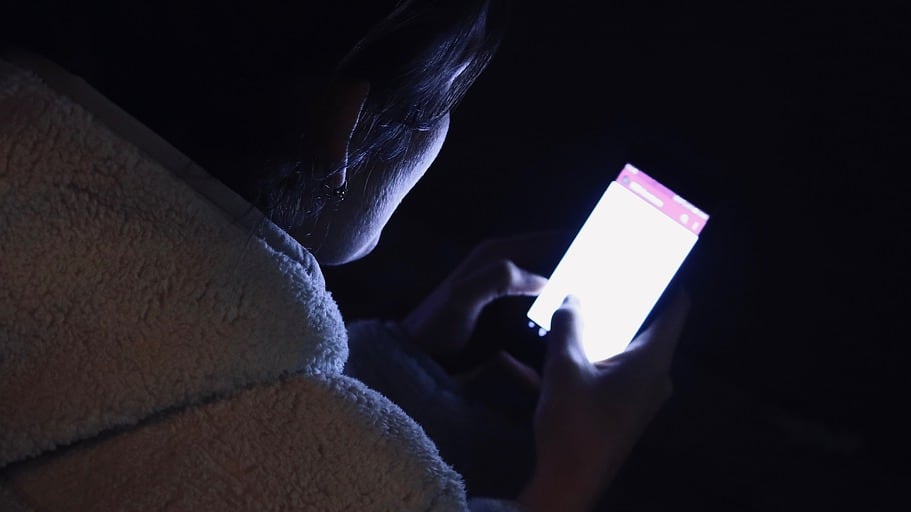 Genitori e figli schiavi del web il cellulare spegne le relazioni